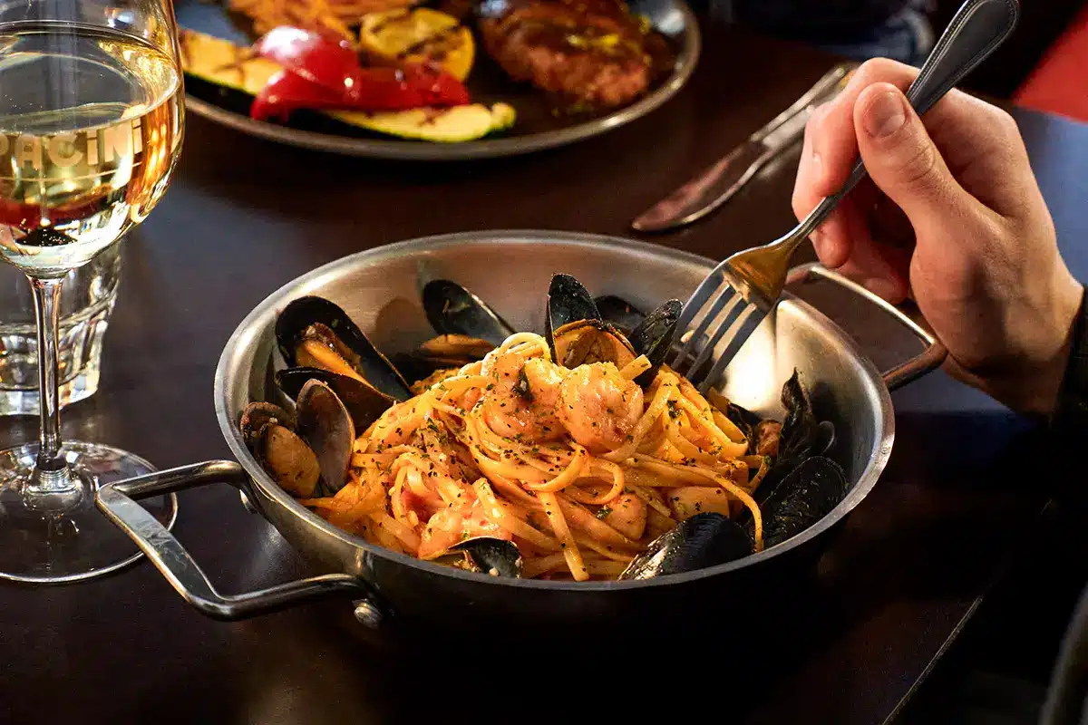 Linguine aux fruits de mer avec crevettes et moules chez Pacini