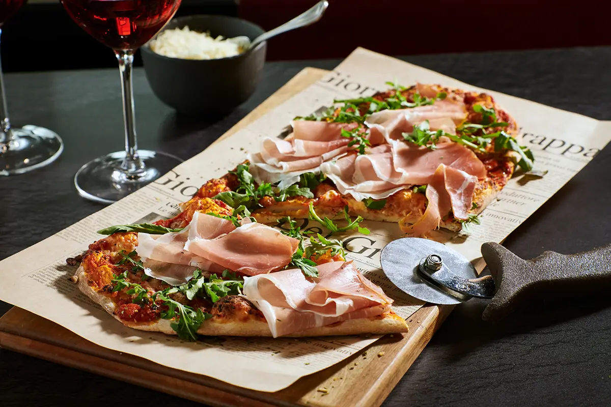 Pizza prosciutto et roquette avec mozzarella chez Pacini