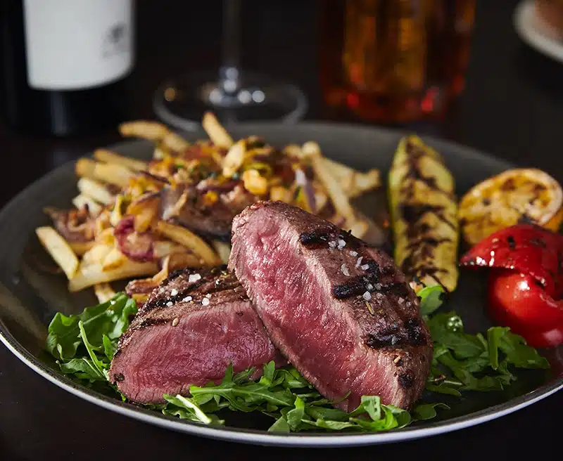 Steak grillé au sel de mer servi chez Pacini