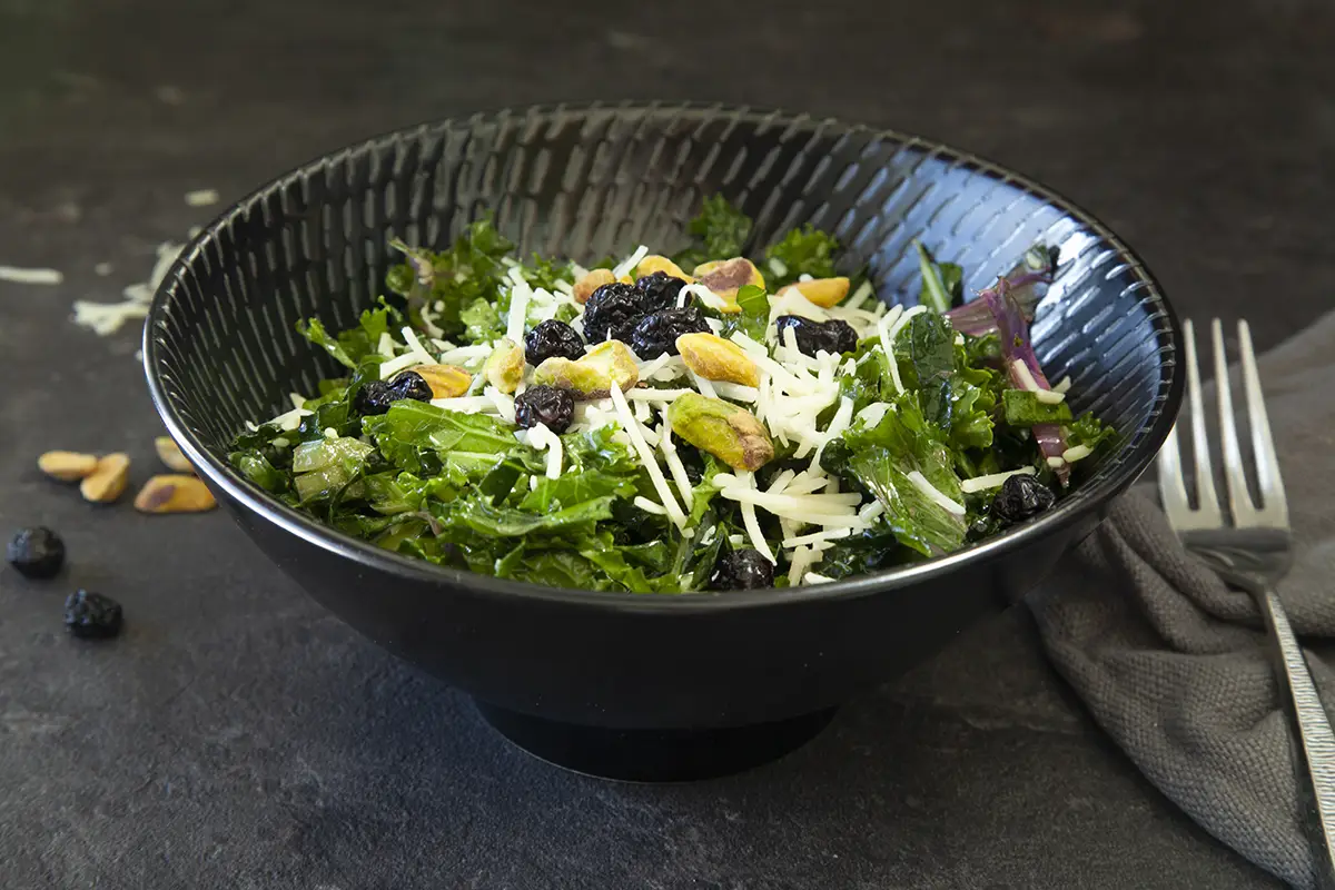 Salade de kale servie en repas chez Pacini