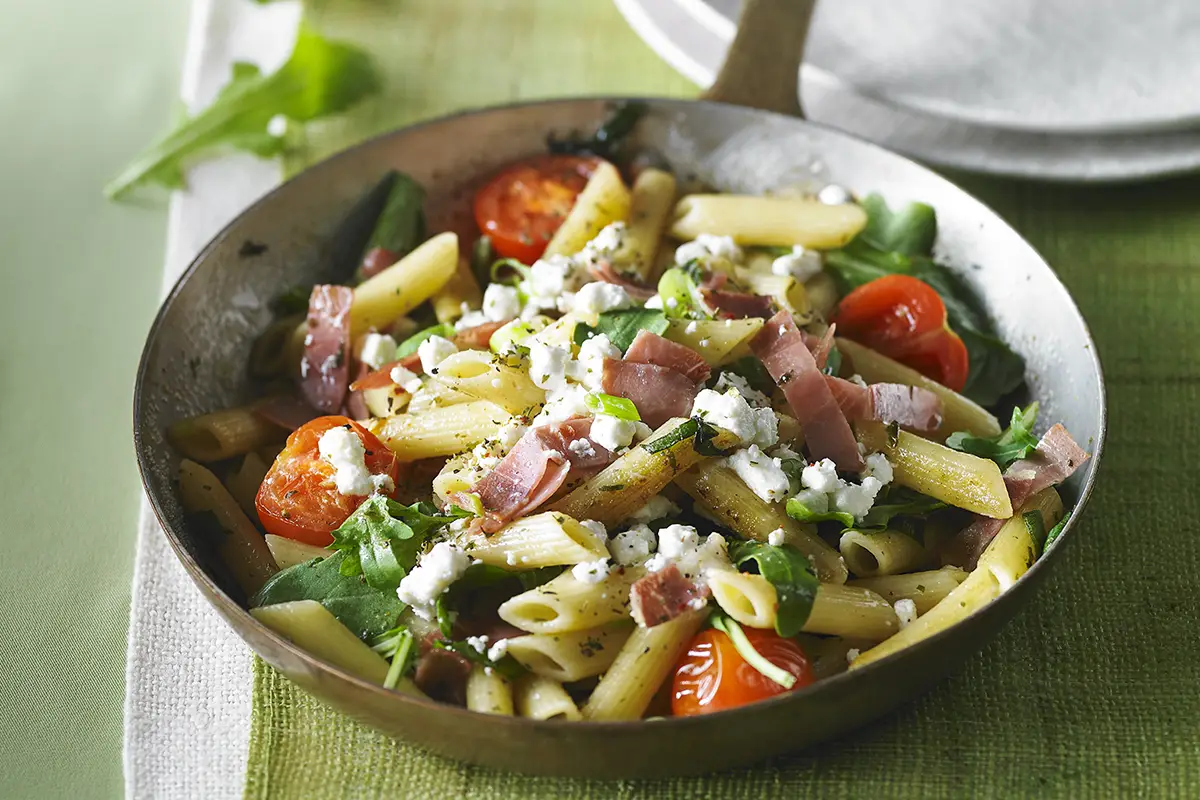 Pâtes penne avec prosciutto et roquette chez Pacini